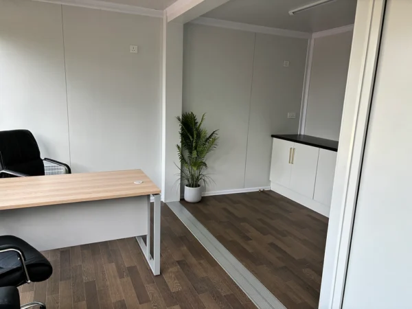 Oficina Portátil de Dos Módulos – Con Almacén y Baño Integrado - Image 4