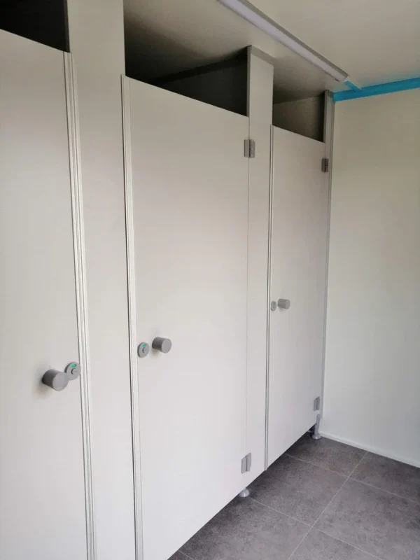 Remolque WC con doble WC 6x2,40 metros. - Image 4