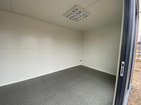 contenedor de oficina 6x2,83 metros con 2 ventanas - Image 6